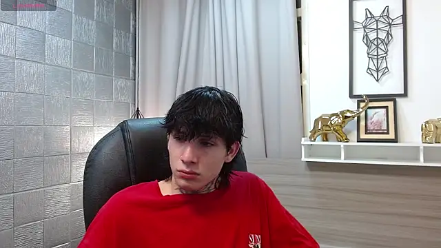 Snapshot of Iantwink18 chatting on 12.16.25 Iantwink18 online show from 12.16.25