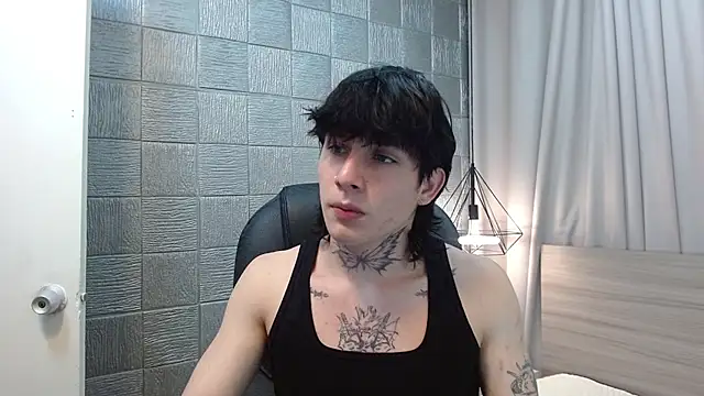 Snapshot of Iantwink18 chatting on 12.16.25 Iantwink18 online show from 12.16.25