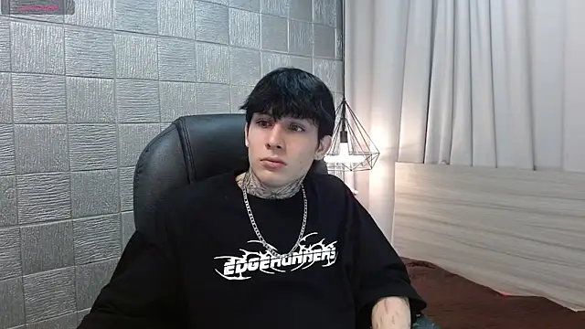 Snapshot of Iantwink18 chatting on 01.08.26 Iantwink18 online show from 01.08.26