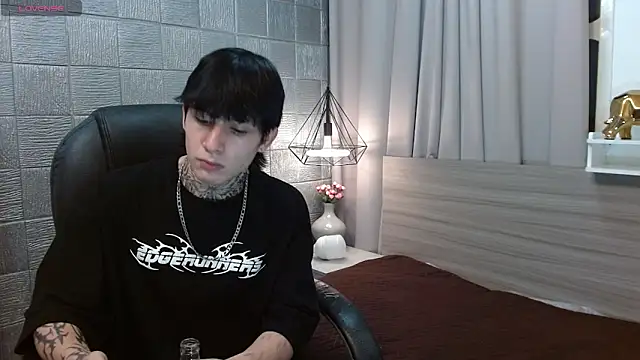 Snapshot of Iantwink18 chatting on 01.11.26 Iantwink18 online show from 01.11.26