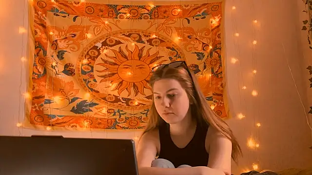 Snapshot of AliceCUNTach chatting on 04.19.26 AliceCUNTach online show from 04.19.26