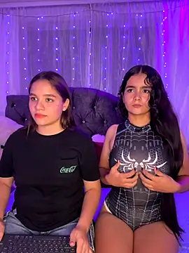 Snapshot of Ashley_and_Zoe chatting on 09.13.25 Ashley and Zoe online show from 09.13.25