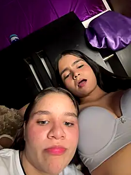 Snapshot of Ashley_and_Zoe chatting on 11.02.25 Ashley and Zoe online show from 11.02.25