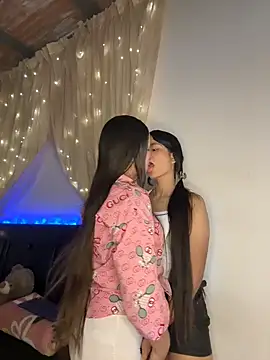 Snapshot of Ashley_and_Zoe chatting on 01.10.26 Ashley and Zoe online show from 01.10.26