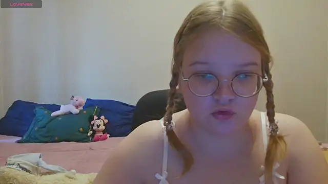 Snapshot of Rosa_Grenn chatting on 10.24.25 Rosa Grenn online show from 10.24.25