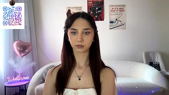 Snapshot of LinaMour chatting on 05.18.26 LinaMour online show from 05.18.26
