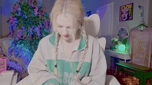 Snapshot of Talulaa chatting on 06.12.26 Talulaa online show from 06.12.26