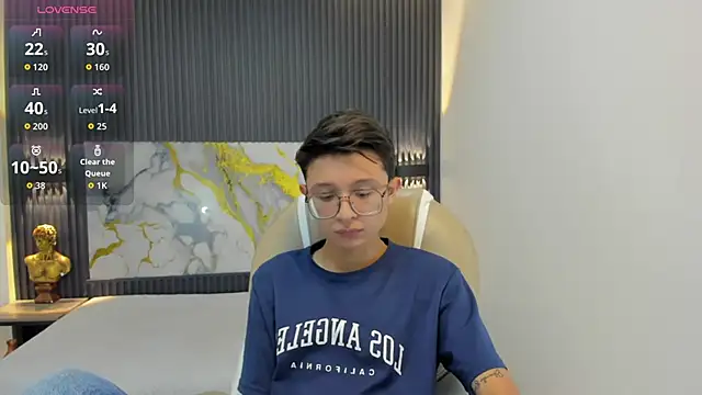 SantiagoRusso18 online show from 10.05.25