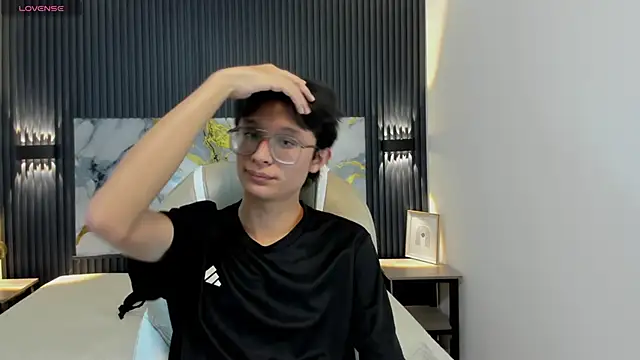 SantiagoRusso18 online show from 11.26.25