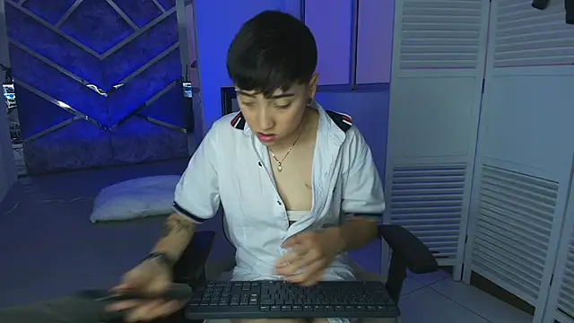 Snapshot of Eryx_Eriscor chatting on 10.27.25 Eryx Eriscor online show from 10.27.25