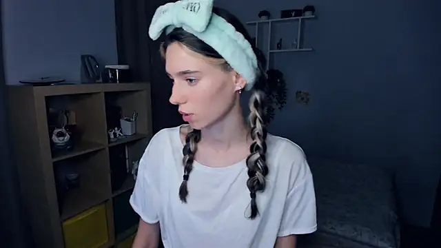 Snapshot of AntonettaTarring chatting on 09.11.25 AntonettaTarring online show from 09.11.25