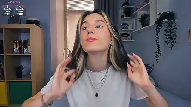 Snapshot of AntonettaTarring chatting on 09.30.25 AntonettaTarring online show from 09.30.25