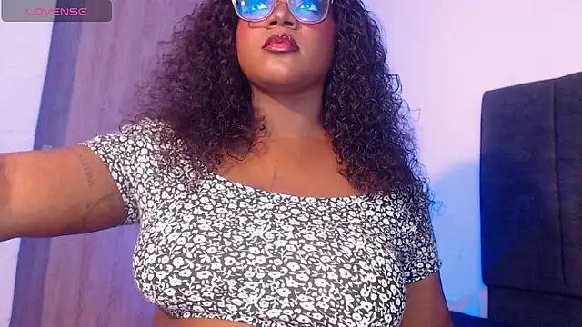 Snapshot of Mimi_Gil chatting on 12.22.25 Mimi Gil online show from 12.22.25