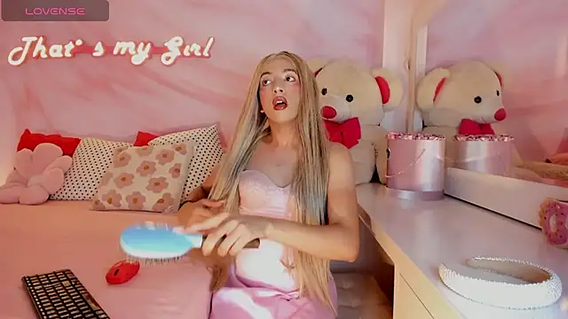 Snapshot of Isabella_glam chatting on 10.13.25 Isabella glam online show from 10.13.25