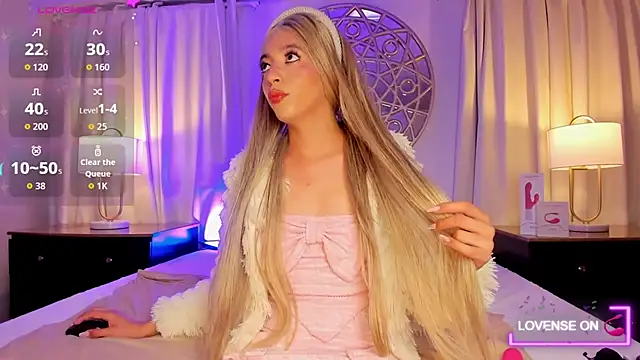 Snapshot of Isabella_glam chatting on 10.28.25 Isabella glam online show from 10.28.25