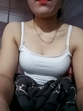 Snapshot of LucyyLy chatting on 12.17.25 LucyyLy online show from 12.17.25