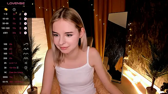 Snapshot of LillianShine chatting on 11.06.25 LillianShine online show from 11.06.25