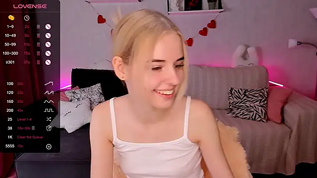 Snapshot of LillianShine chatting on 12.05.25 LillianShine online show from 12.05.25