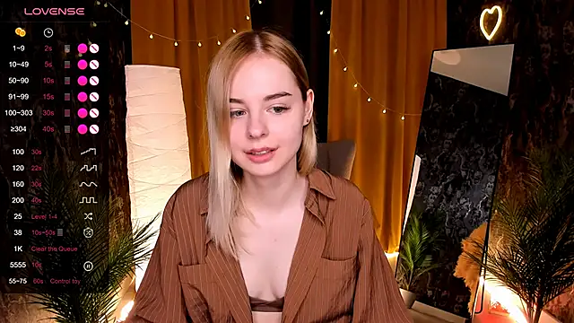 Snapshot of LillianShine chatting on 04.26.26 LillianShine online show from 04.26.26