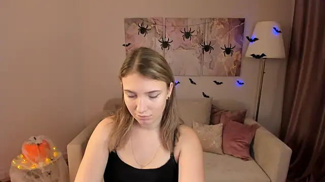 Snapshot of MilinaMorris chatting on 10.19.25 MilinaMorris online show from 10.19.25