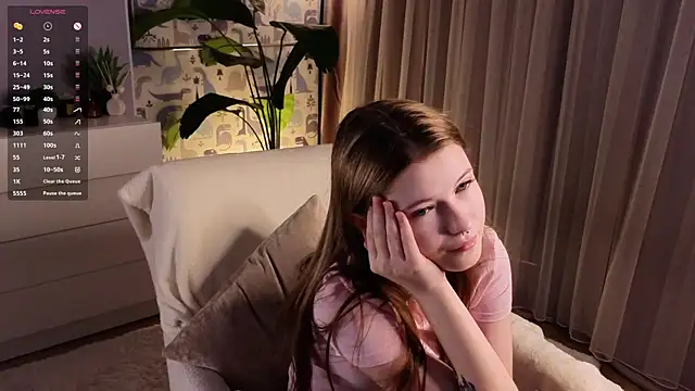 Snapshot of LynHillaire chatting on 03.23.26 LynHillaire online show from 03.23.26