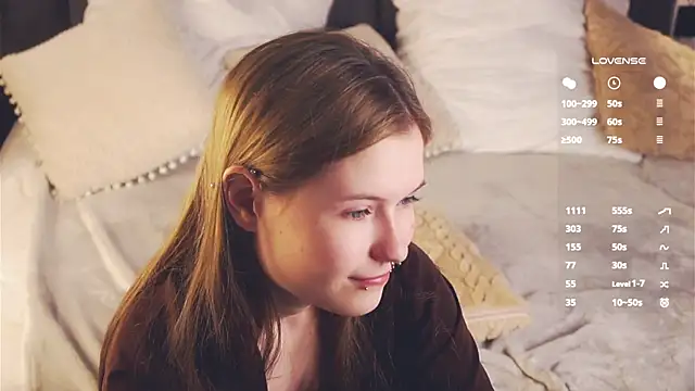 Snapshot of LynHillaire chatting on 04.19.26 LynHillaire online show from 04.19.26