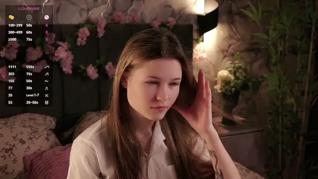 Snapshot of LynHillaire chatting on 06.03.26 LynHillaire online show from 06.03.26