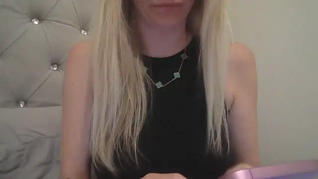 Snapshot of flirty_babe_x chatting on 10.18.25 flirty babe x online show from 10.18.25