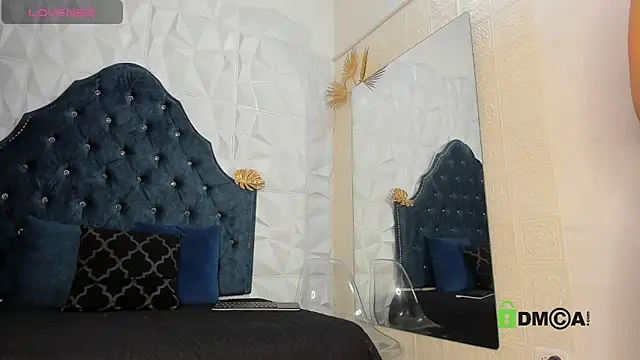 Snapshot of _mia_milf_ chatting on 09.22.25 mia milf online show from 09.22.25