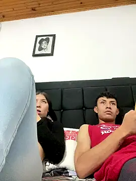 Snapshot of coupledesire18 chatting on 10.17.25 coupledesire18 online show from 10.17.25