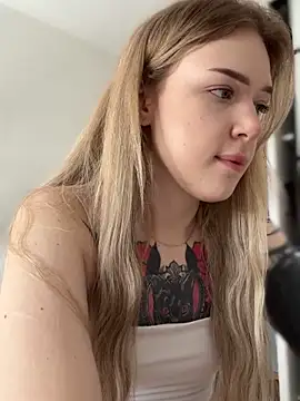 Snapshot of elliss_ chatting on 09.19.25 elliss  online show from 09.19.25