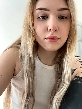 Snapshot of elliss_ chatting on 09.30.25 elliss  online show from 09.30.25