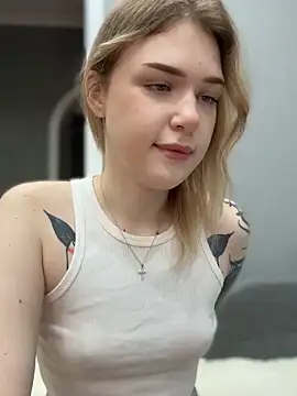 Snapshot of elliss_ chatting on 10.11.25 elliss  online show from 10.11.25