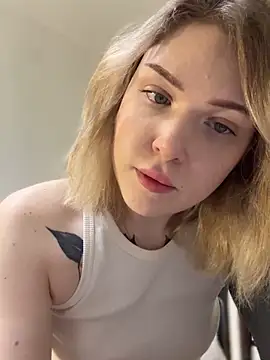 Snapshot of elliss_ chatting on 10.24.25 elliss  online show from 10.24.25