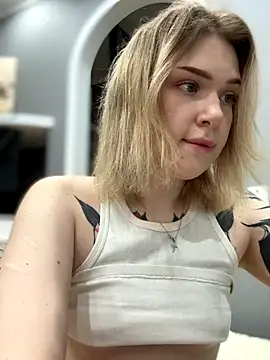 Snapshot of elliss_ chatting on 10.30.25 elliss  online show from 10.30.25