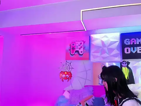 LindaWz  online show from 10.30.25