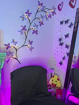 Snapshot of LindaWz_ chatting on 04.22.26 LindaWz online show from 04.22.26