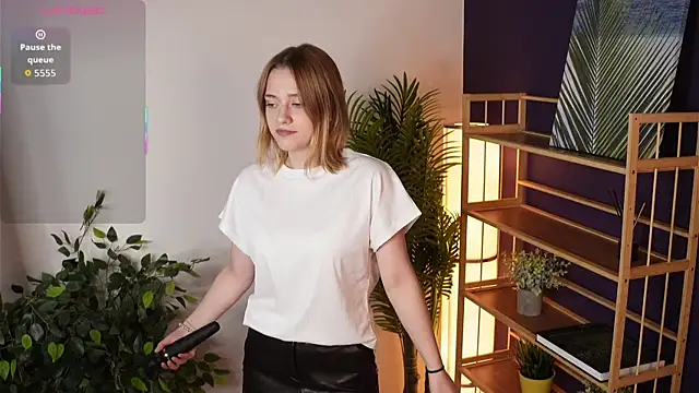 HollieCollelo online show from 09.17.25