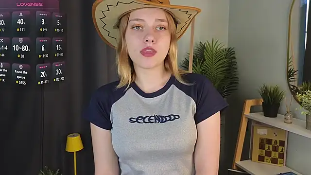 HollieCollelo online show from 10.17.25