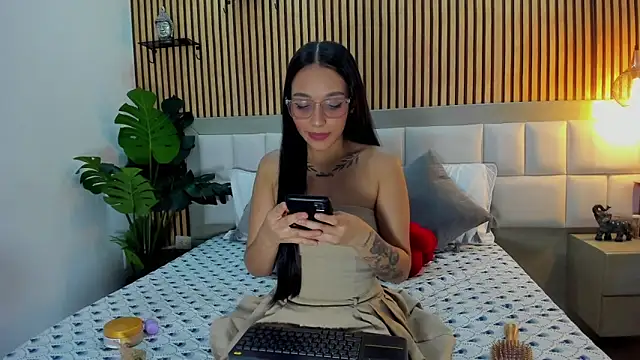 Roseaurora online show from 11.22.25