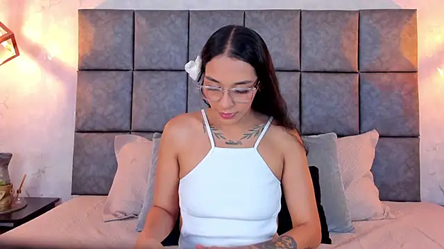 Snapshot of Roseaurora chatting on 05.16.26 Roseaurora online show from 05.16.26