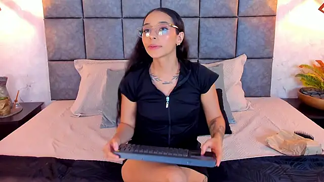 Snapshot of Roseaurora chatting on 05.18.26 Roseaurora online show from 05.18.26