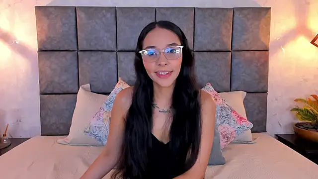 Snapshot of Roseaurora chatting on 05.23.26 Roseaurora online show from 05.23.26
