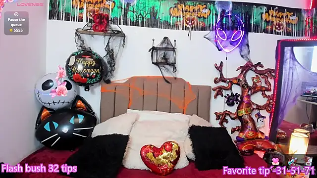 Snapshot of Elisabeth_swan chatting on 10.28.25 Elisabeth swan online show from 10.28.25