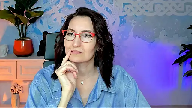 Snapshot of UnaTerra chatting on 10.19.25 UnaTerra online show from 10.19.25