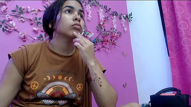 Snapshot of skinnysofia18 chatting on 06.05.26 skinnysofia18 online show from 06.05.26