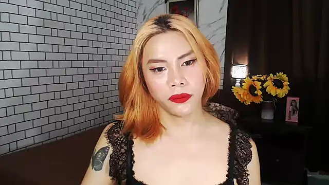 Snapshot of BigAssAlexa chatting on 09.30.25 BigAssAlexa online show from 09.30.25