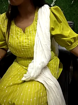Snapshot of your_favourite_bhabhi chatting on 04.15.26 your favourite bhabhi online show from 04.15.26