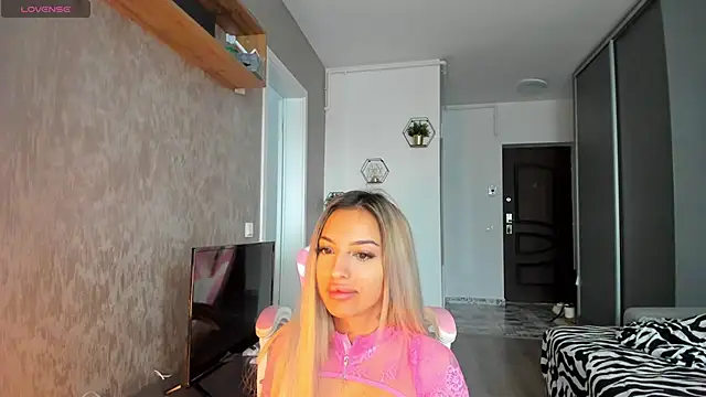 Snapshot of Anya_Belle chatting on 11.20.25 Anya Belle online show from 11.20.25