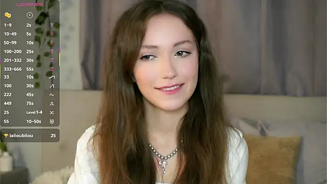 Snapshot of ZeniaBolich chatting on 10.11.25 ZeniaBolich online show from 10.11.25